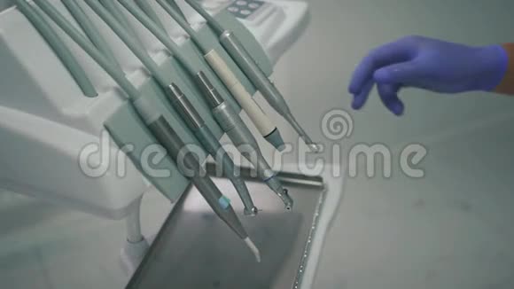 牙医使用初级蓝光硬化他的病人金发女孩的牙科复合材料视频的预览图