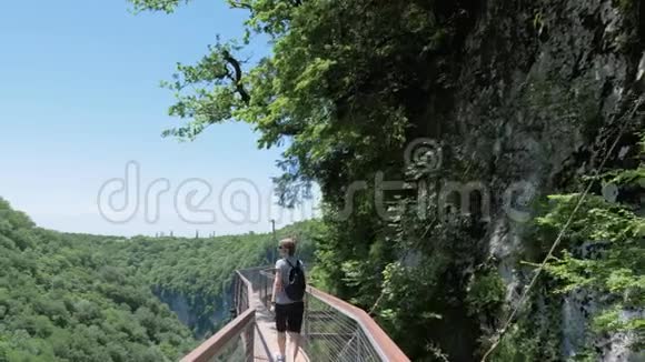 年轻女子走在观察甲板上格鲁吉亚库塔伊西附近的Okatse峡谷视频的预览图