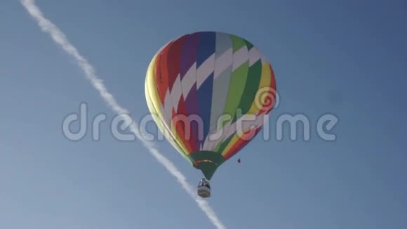 空中彩虹热气球图片视频的预览图