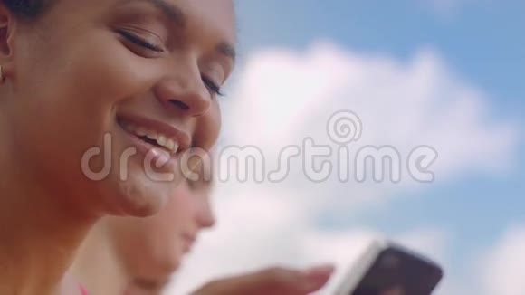 快乐的女人女人微笑着在天空中微笑的脸视频的预览图
