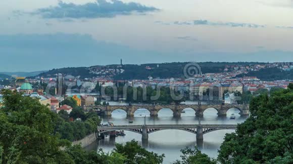 伏尔塔瓦河白天到晚上的桥景和布拉格历史中心建筑物视频的预览图