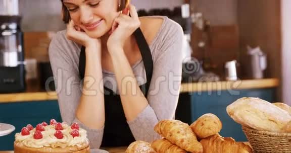 坐在甜点柜台前的女服务员画像视频的预览图