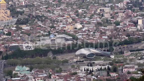 第比利斯从高处俯瞰两个玻璃管总统官邸阿维拉里萨姆巴大教堂视频的预览图