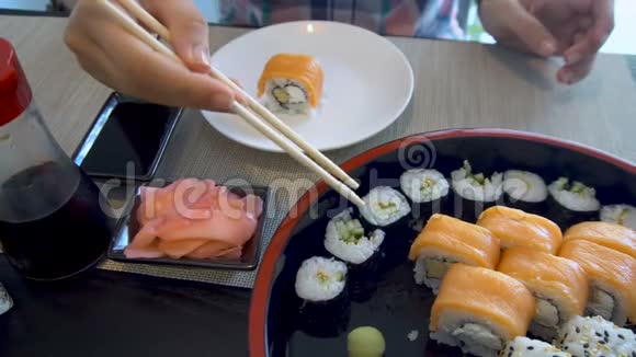 女性手拿筷子拿卷和寿司从一套视频的预览图