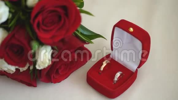 结婚戒指和花束视频的预览图