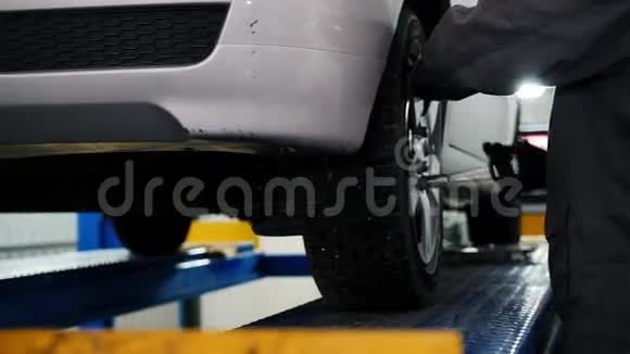 汽车修理工螺旋销汽车车轮在车库滑块视频的预览图