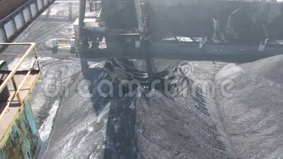 堆煤和处理煤的痕迹视频的预览图