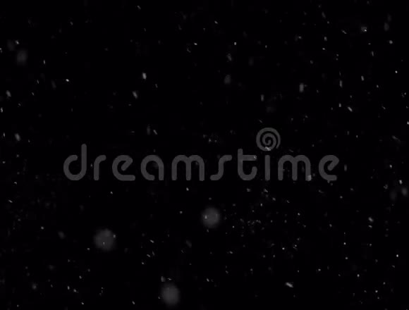 黑色背景上飘落的雪花视频的预览图