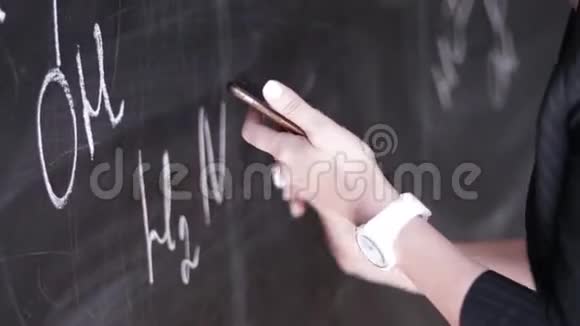 学科学学化学学配方自信漂亮的女教师黑板黑板视频的预览图