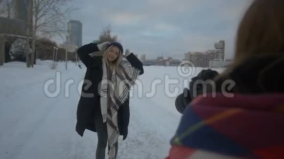 冬天在街上摆姿势的女孩视频的预览图
