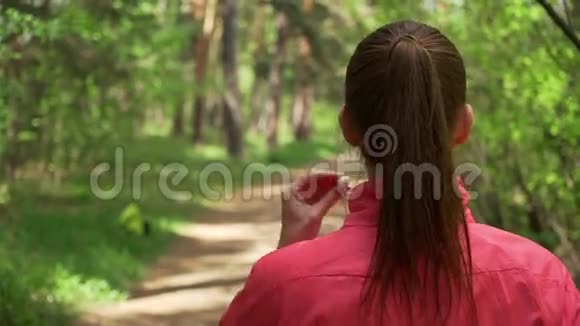 年轻漂亮的女人在秋天公园跑步用耳机听音乐视频的预览图