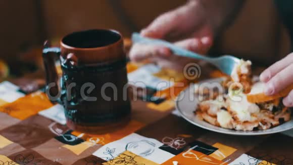 这个人正在吃早餐早上吃鸡蛋在家里的厨房里时间一晃而过视频的预览图