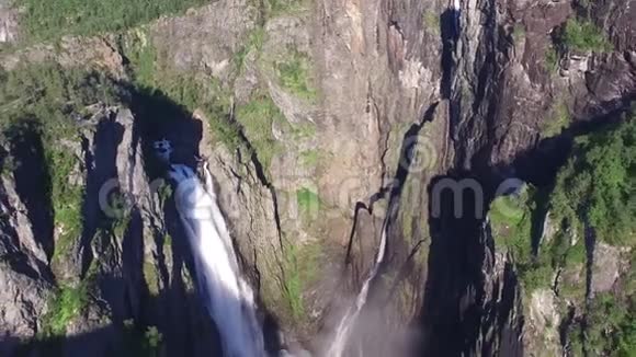 夏天在山河瀑布视频的预览图