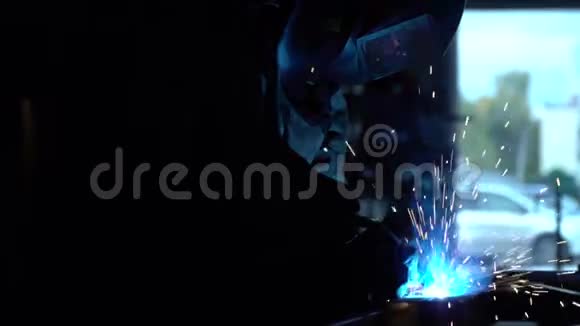 焊接产生的蓝光和烟雾焊接时产生的火花那个人是一个懒洋洋的谷仓里的焊工视频的预览图