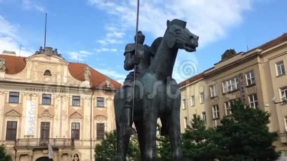 捷克共和国布尔诺一匹骑马的雕像视频的预览图