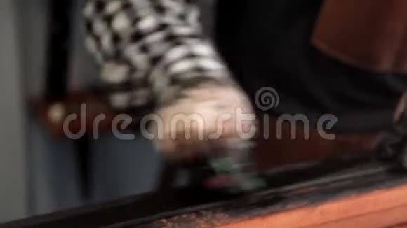 在车间里一位专家把皮带涂上黑色皮带制造程序视频的预览图