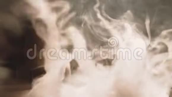 从黑色背景上的钩子上冒出的浓浓的白烟视频的预览图