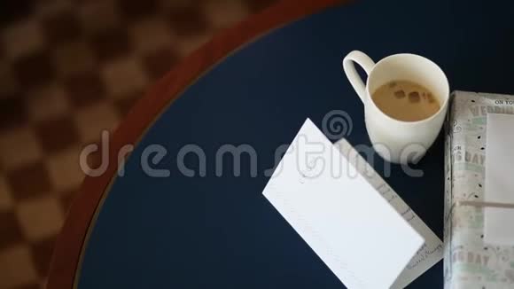 桌上一杯咖啡和一份礼物3婚礼在第三天举行视频的预览图