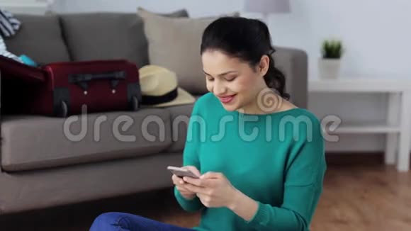 家里有智能手机的女人要去旅行视频的预览图