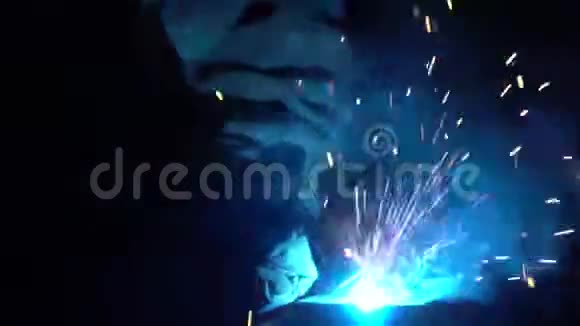 建筑工人焊接金属细节黑暗的房间焊接产生的蓝光和烟雾黑暗背景下的火花视频的预览图