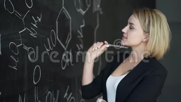 学科学学化学学配方自信漂亮的女教师黑板黑板视频的预览图