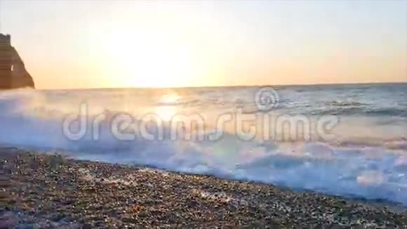 日落时分海滩上的波浪视频的预览图