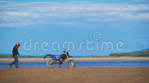 美丽的河岸摩托摩托车手骑着他的自行车开始移动视频的预览图
