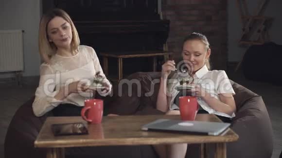 两个女人在吃甜点视频的预览图