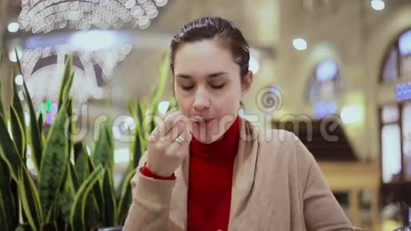 女孩在咖啡馆里喝咖啡加奶油和棉花糖视频的预览图