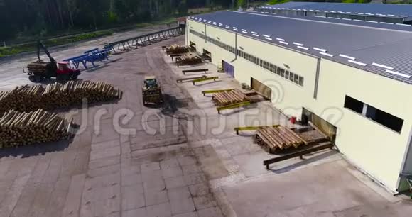 工作过程中的锯木厂鸟瞰现代锯木厂视图从顶部在庭院锯木厂积极工作视频的预览图