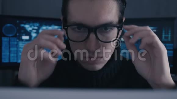 计算机安全中心计算机上戴眼镜的专业黑客程序员的画像视频的预览图
