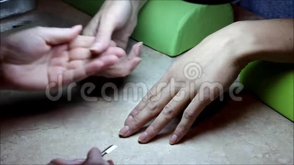 美甲大师的作品涂刷凝胶清漆前的手部处理视频的预览图