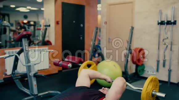 男子在健身房练习重凳视频的预览图
