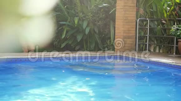 快乐的年轻美丽的女人带着一个充气的圆圈缓慢地跑进游泳池1920x1080视频的预览图