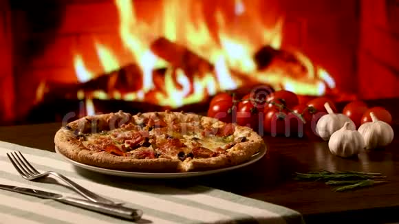 女人手拿一片披萨放在壁炉背景上配上西红柿视频的预览图