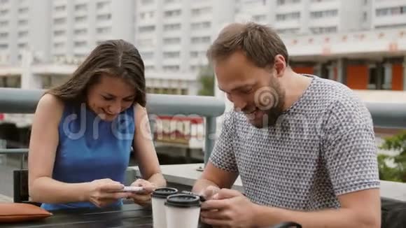 漂亮的年轻夫妇在智能手机上在线玩游戏女孩输男人赢4K视频的预览图