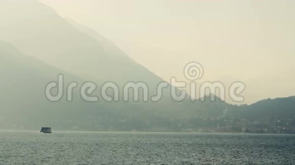 渡船在湖中游泳对比傍晚的灯光意大利科莫湖视频的预览图
