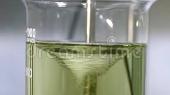 将液体混合在1000毫升的烧瓶中视频的预览图