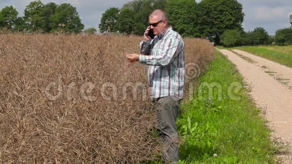 农夫打电话来检查植物视频的预览图