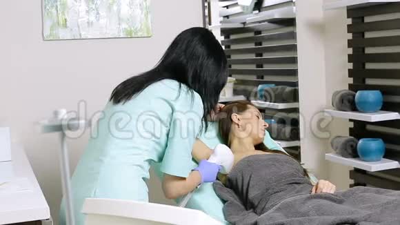 美容师对病人腋窝进行激光脱毛脱毛程序视频的预览图