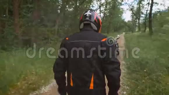 乡村摩托车手和他的摩托车装备齐全视频的预览图