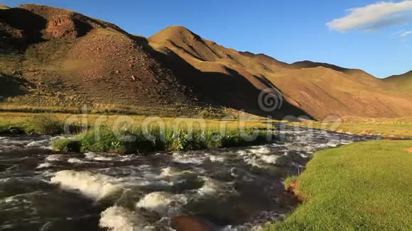 群山中崎岖的河流吉尔吉斯斯坦视频的预览图