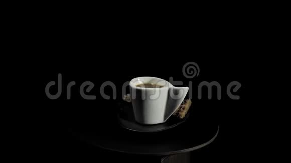 在黑色背景上有咖啡杯的彩色盘子上有一颗乌黑的心视频的预览图