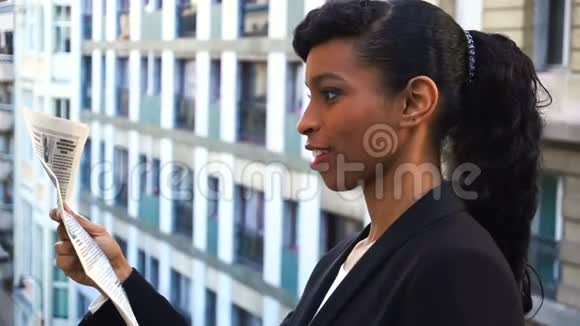 一个美国黑人女孩近距离看报纸视频的预览图