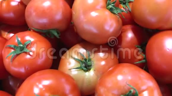 新鲜有机番茄在亚洲印度尼西亚的食品市场视频的预览图