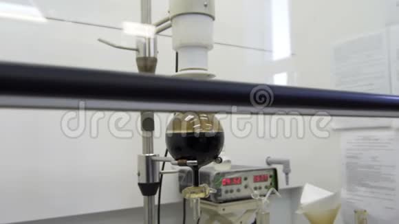 化学实验室石油测试视频的预览图