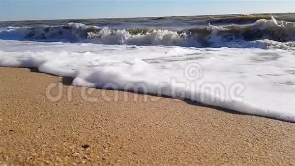 暗海波浪缓慢运动海上风暴视频的预览图