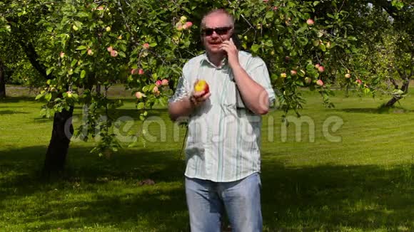 带苹果的园丁和苹果园的智能手机视频的预览图
