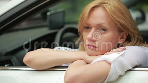 雨中坐在车里的女孩司机在等乘客视频的预览图