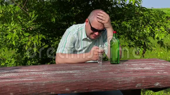 一个人在桌上的一瓶酒旁边思考视频的预览图